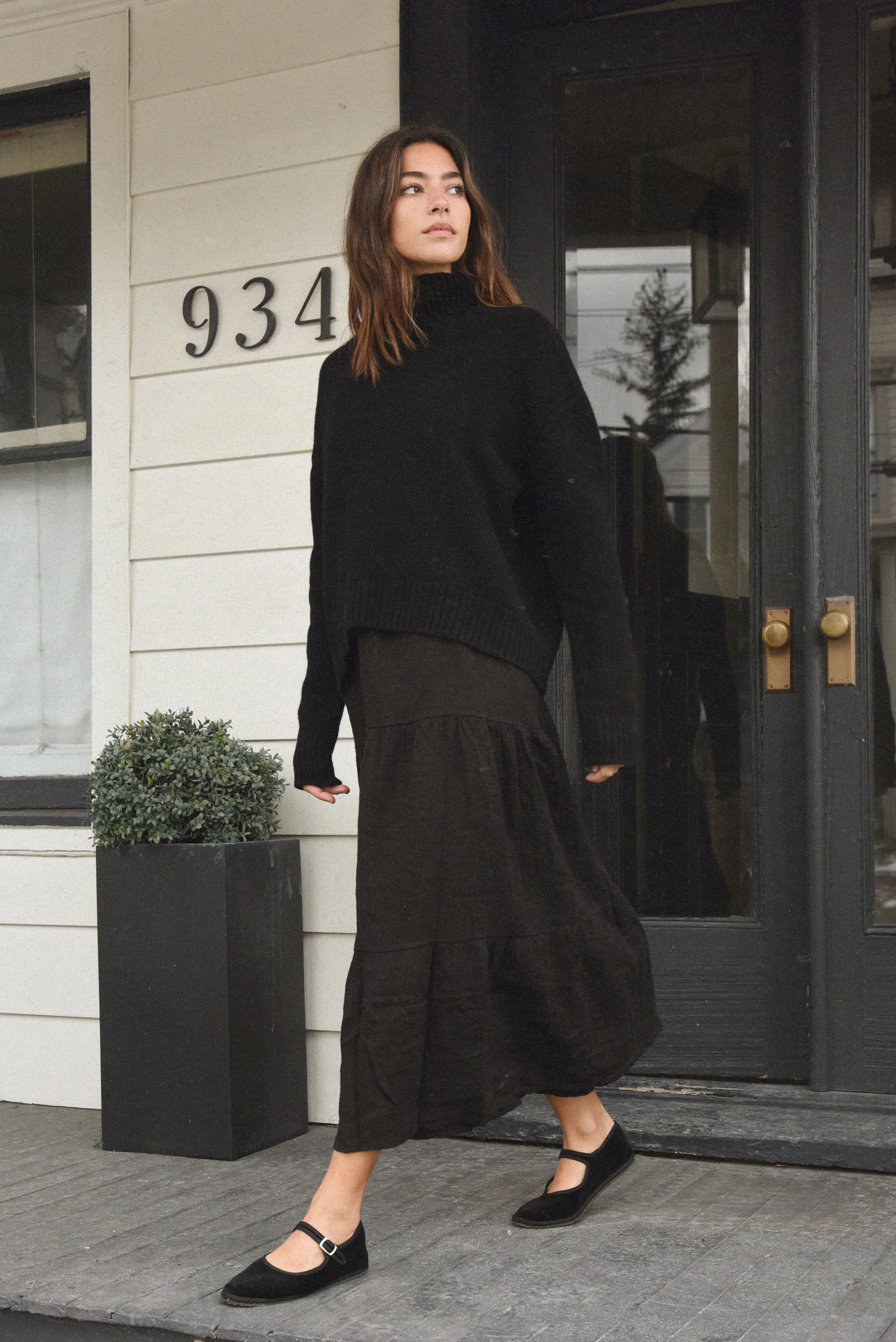 The Cashmere Carmel Sweater // Noir - Image 3