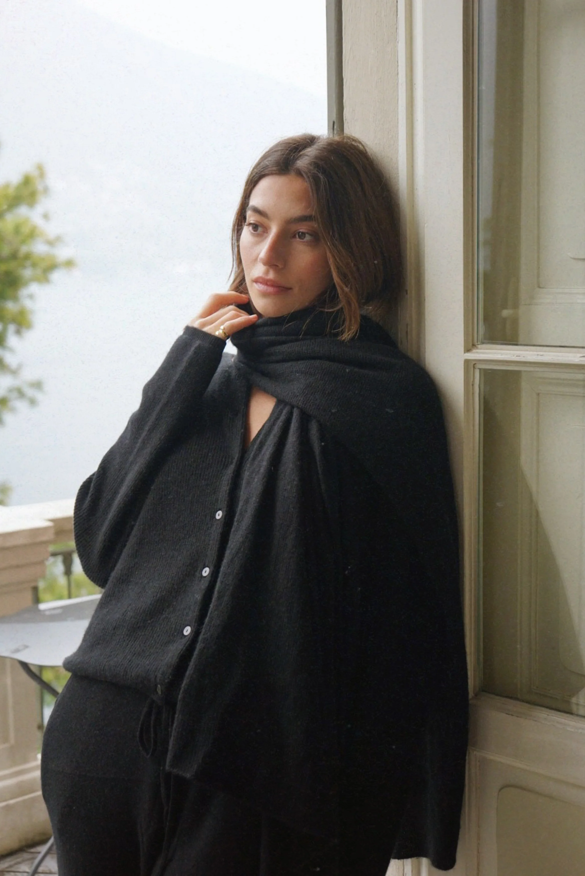 The Mathilda Cashmere Scarf // Noir - Image 3